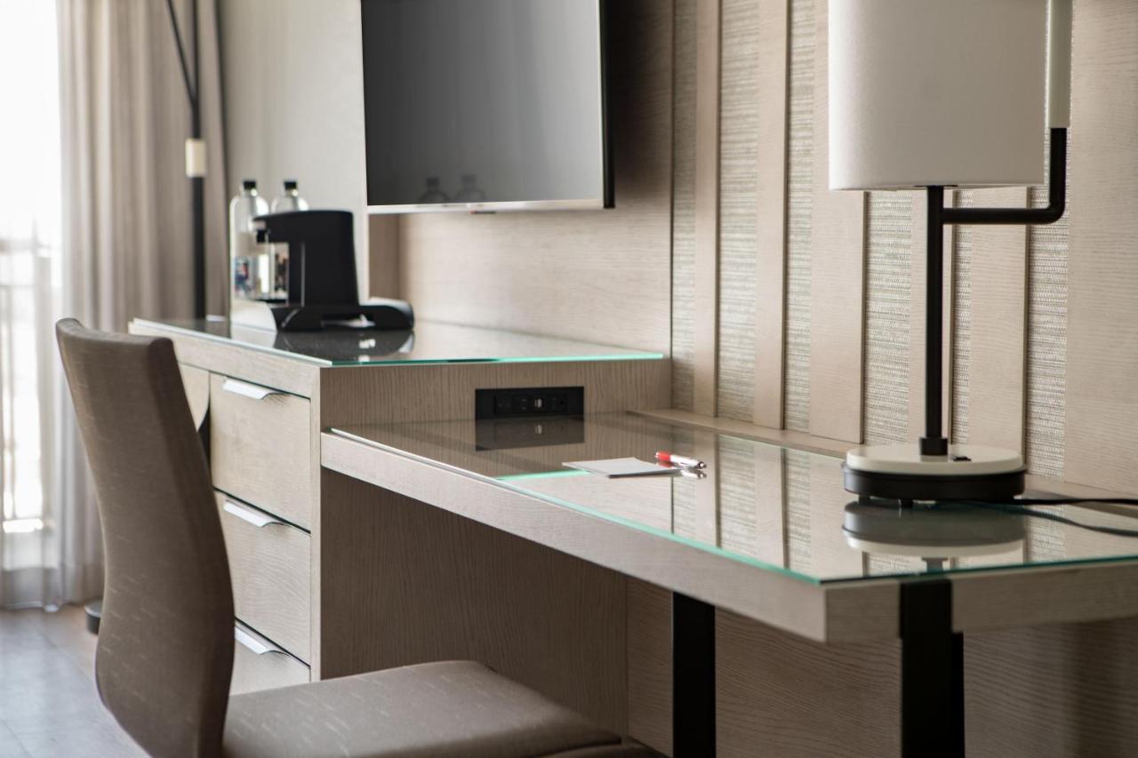 Kamer met Kingsize Bed en Uitzicht op het Zwembad
