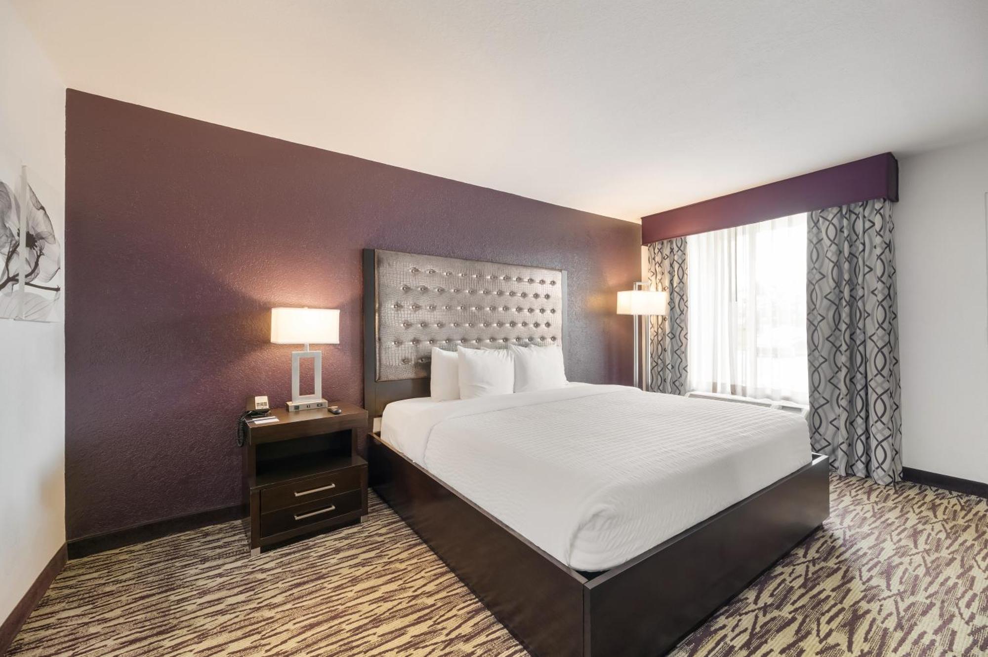 King Room Roll Shower Disability Access No Resort Fee,1435200001:JPEG