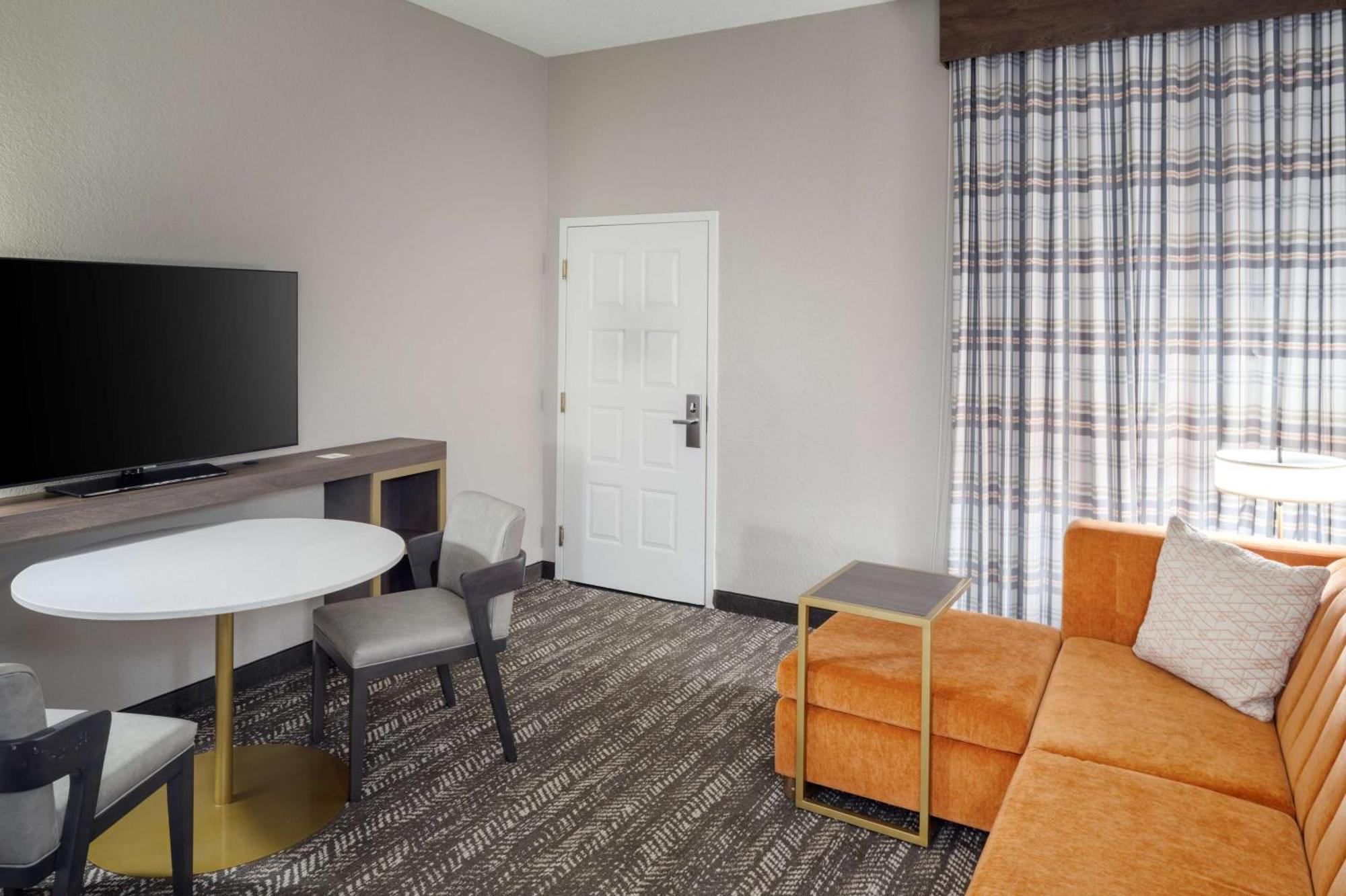 One-Bedroom Double Suite Two Double Beds-Corner Suite-Non-Smoking,1542552637:JPEG