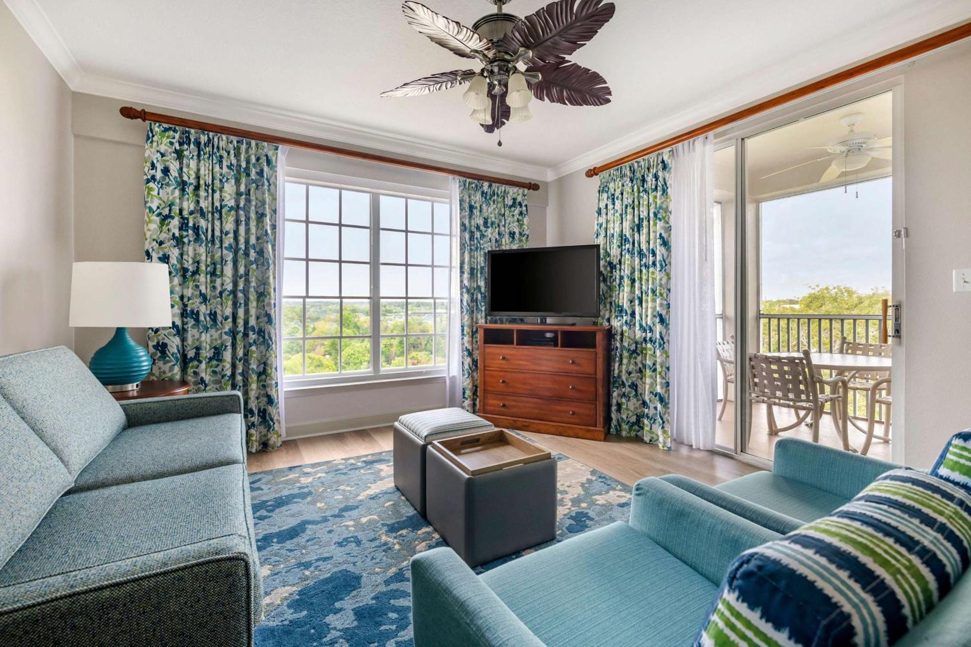 2 Bedroom 1 King 2 Twins Suite Accessible Tub,1641724897:JPEG