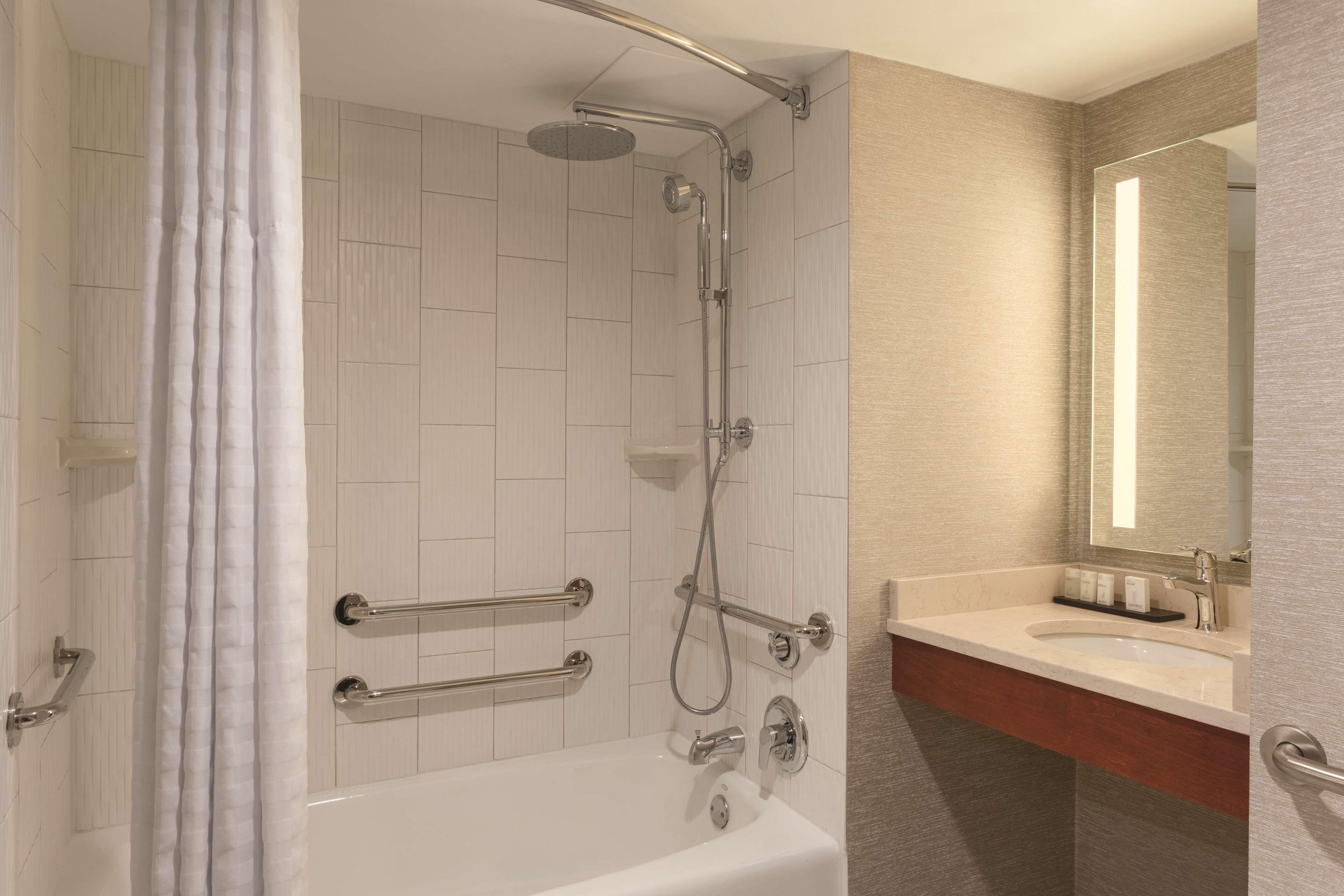 One-Bedroom Suite Two Double Beds Tub Mobility Accessible,1548846622:JPEG
