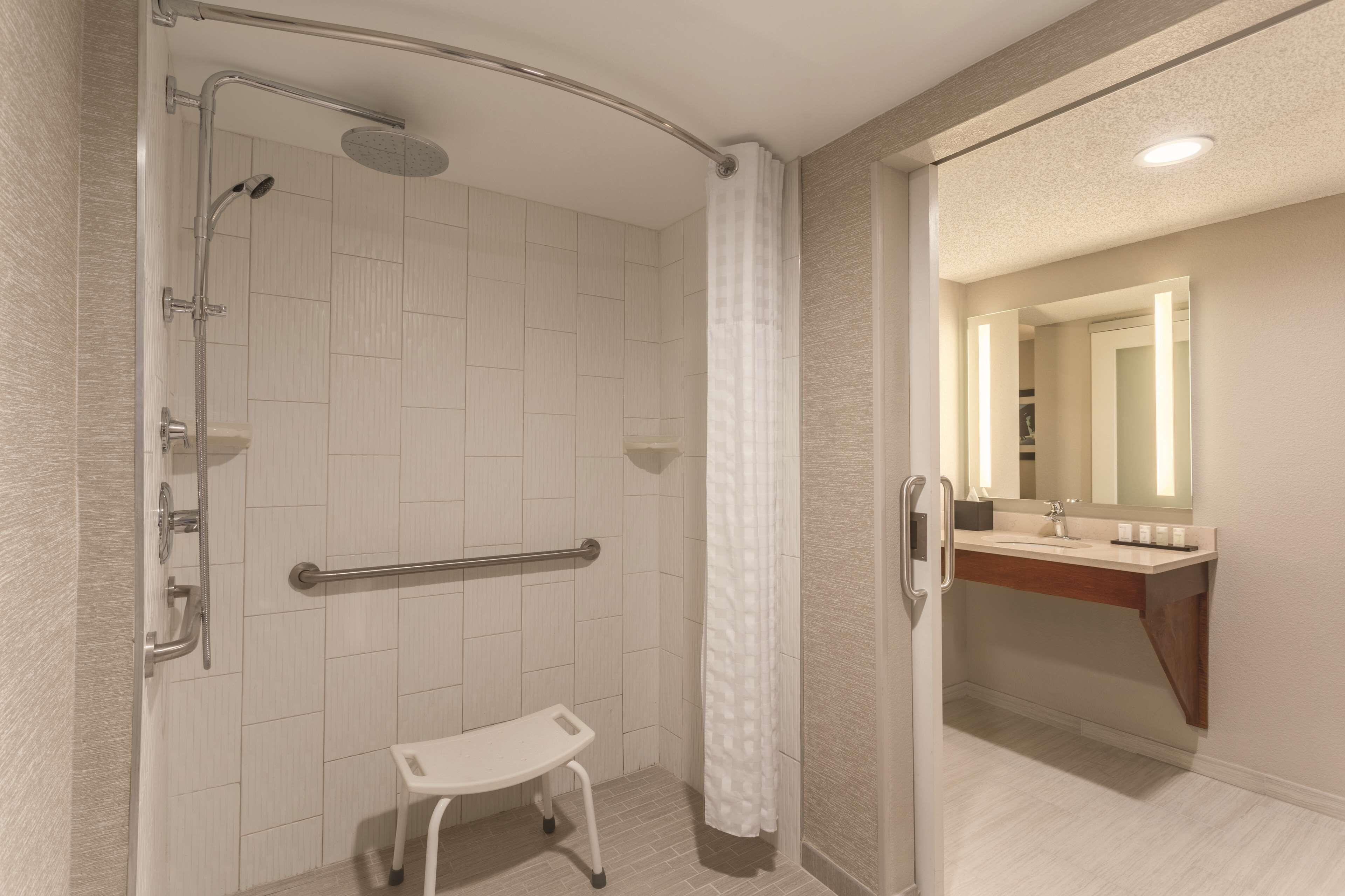 One-Bedroom Suite Two Double Beds Roll Shower Mobility Accessible Bed,1548846622:JPEG