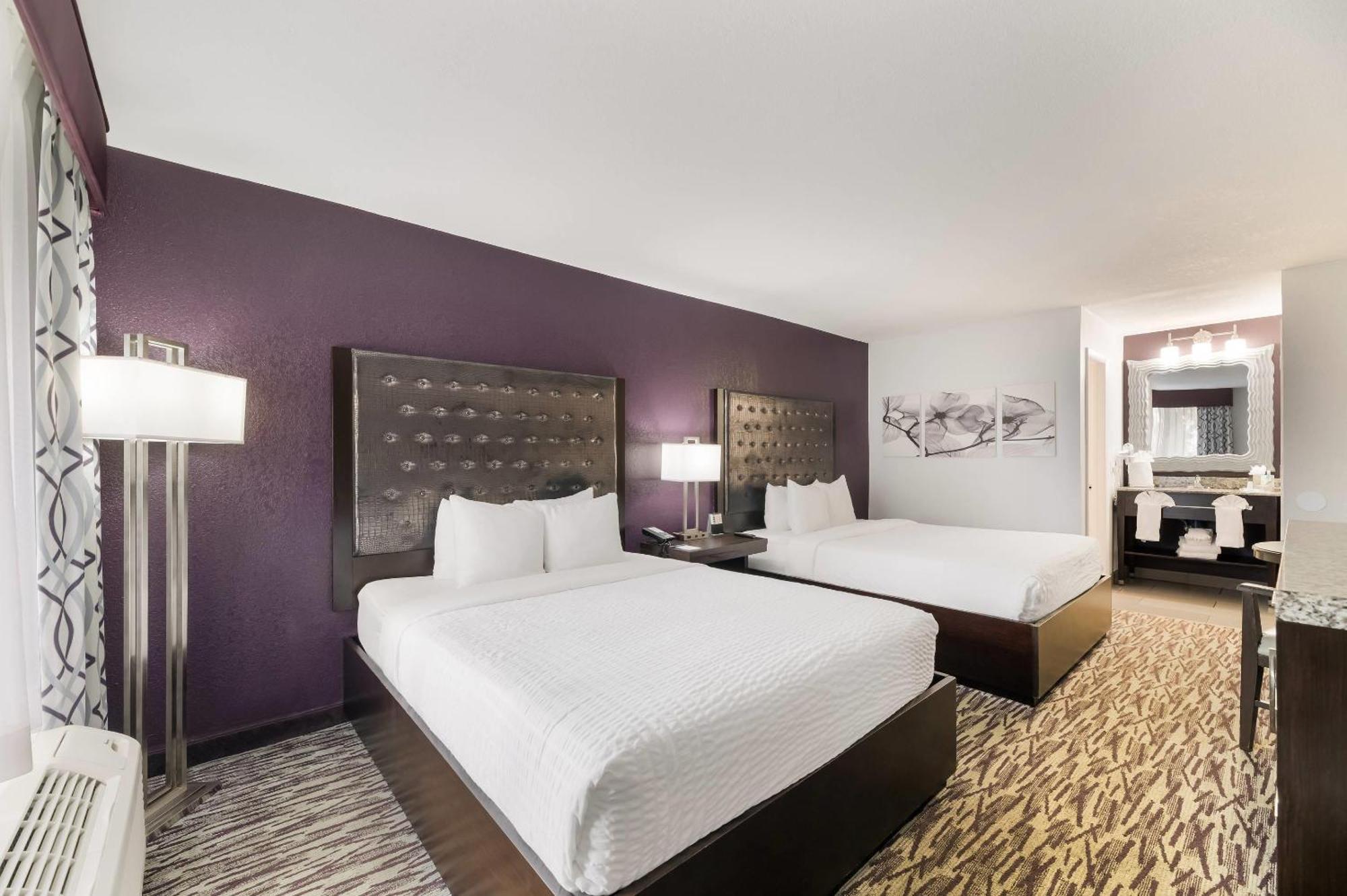 Queen Room Two Queen Beds No Resort Fee,1742592882:JPEG